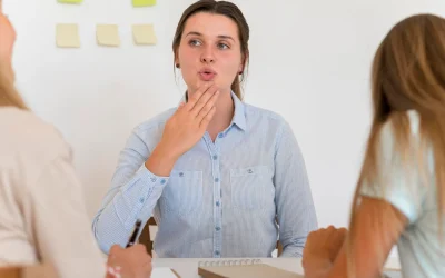Habla escándida: qué es, por qué aparece y cómo se trata
