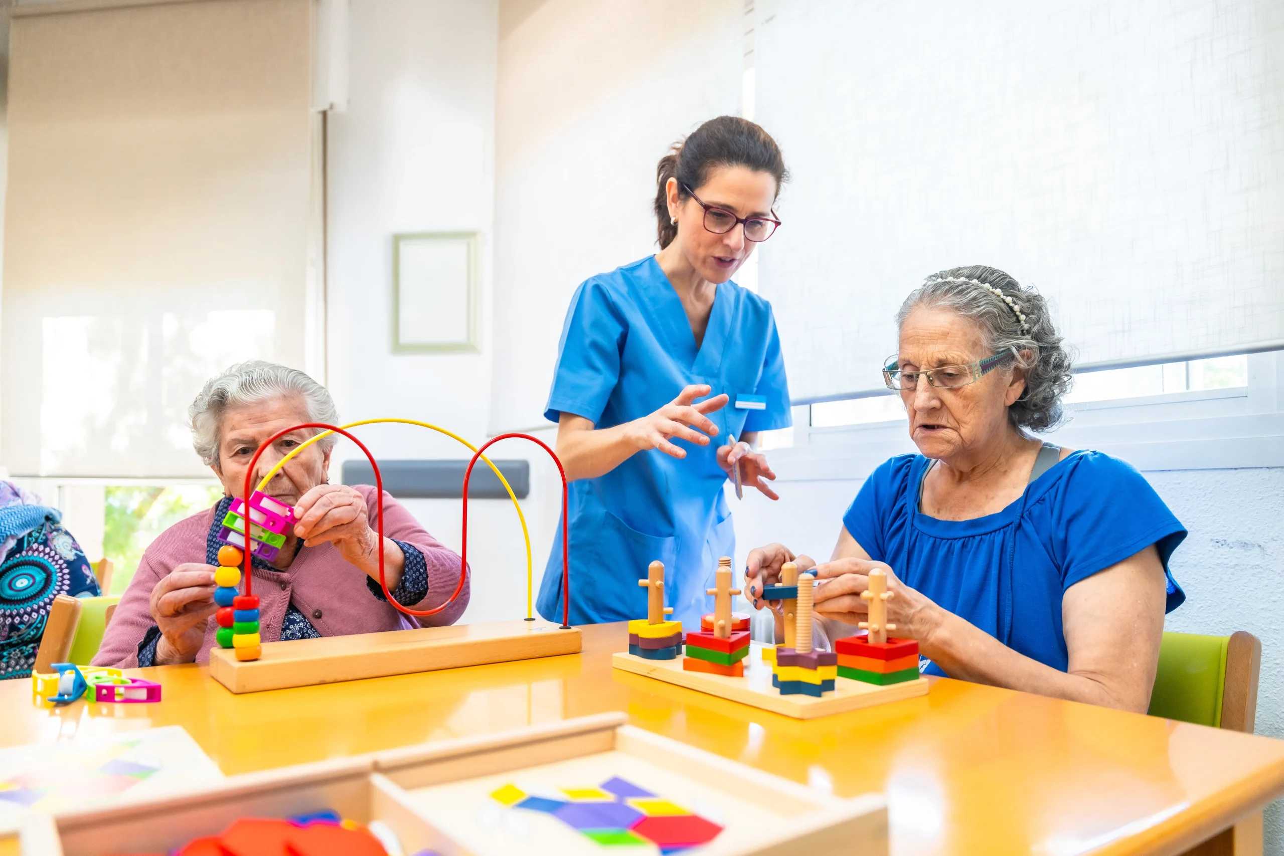 Terapeuta trabajando la recuperación cognitiva con un paciente tras aneurisma cerebral en neurorrehabilitación a domicilio en Málaga.